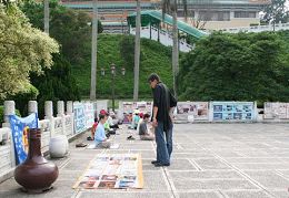 图：人们主动来了解真相