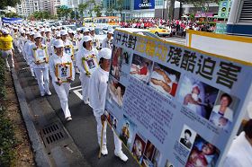 “呼唤良知　停止迫害”游行队伍在一零一广场展开，吸引了大批的大陆游客驻足观看