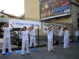 意大利法轮功学员在中领馆前炼功