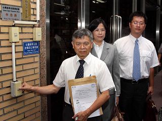 法轮大法学会理事长张清溪（左一）、律师团发言人朱婉琪（中）到高检署告中国广东省长黄华华残害人群罪。