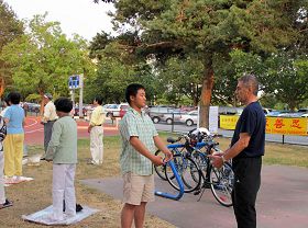 认真学习法轮功的俄罗斯人（右）