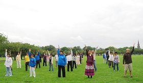 法轮功学员在爱丁堡“绿地公园”里集体炼功