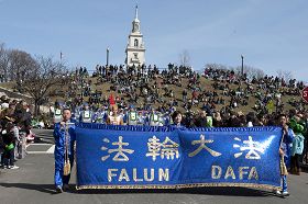 波士顿民众登上古迹多彻斯特高地观看天国乐团表演