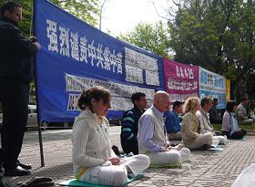 二零一一年四月十六日，西班牙法轮功学员中使馆前纪念四二五，和平反迫害