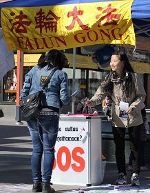 法轮功学员在芬兰罗瓦涅米市向人们介绍功法