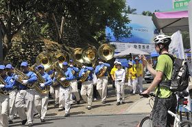 '一百八十人组成的天国乐团，气势磅礴地吹奏一首首曲子，商店街上的游客不由得循声而来。'