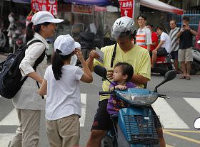 冈山区沿途民众欣然接受法轮大法简介资料以及系有“法轮大法好”的纸莲花吊饰