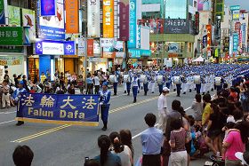 天国乐团庞大阵容为嘉义市民首见，天国乐团踩街所到之处万人空巷