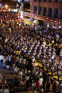 二零一一年八月十三日晚间，天国乐团参加基隆中元祭放水灯游行