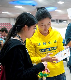 法轮功学员在麻省理工学院社团迎新活动上讲真相