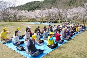 '日本广岛法轮功学员集体炼功'